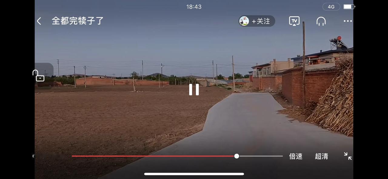 现在的农村就是一座空城啊，完全没有了烟火气。整个村庄一片荒芜，没有人烟。城市化之