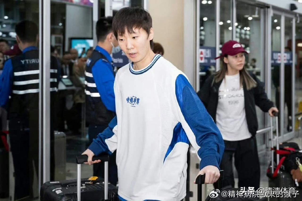 王曼昱抵达澳门，白蓝拼色运动衫，清爽又利落，双手拉着行李箱的样子，像在说“赛场我