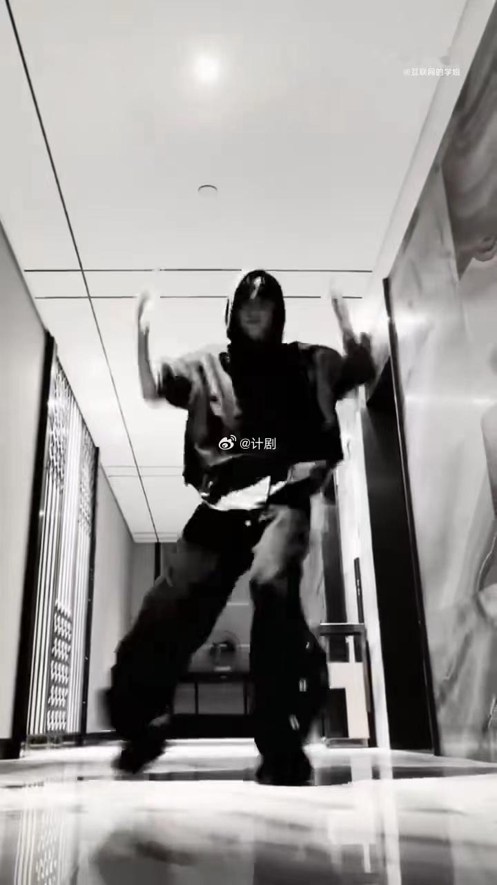 杨博文单人cha好会跳杨博文的新cha是昨晚拍的 杨博文深夜发cha也太宠粉了吧