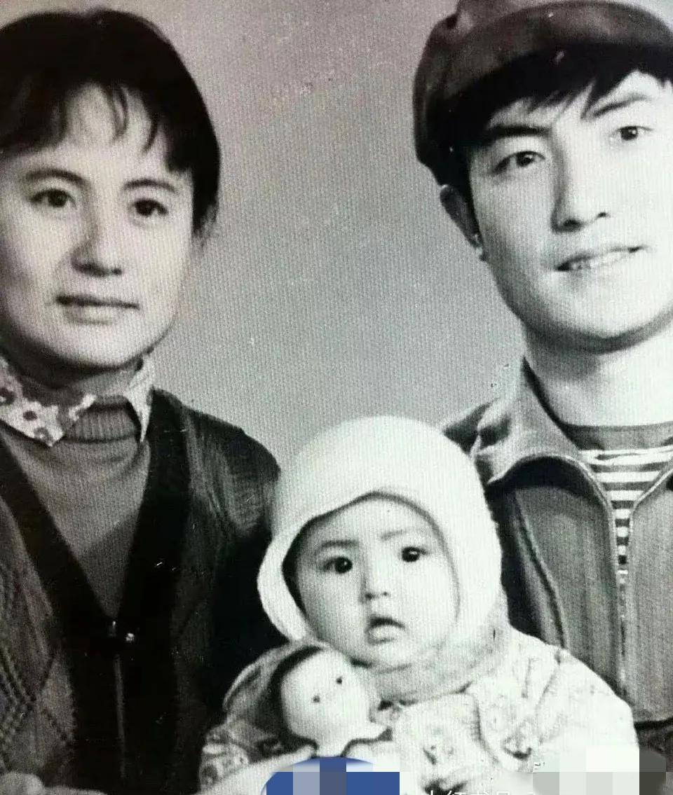 这是一张老照片，照片中这小孩如今成为了演艺圈多才多艺的大明星，猜猜看，这是谁？能