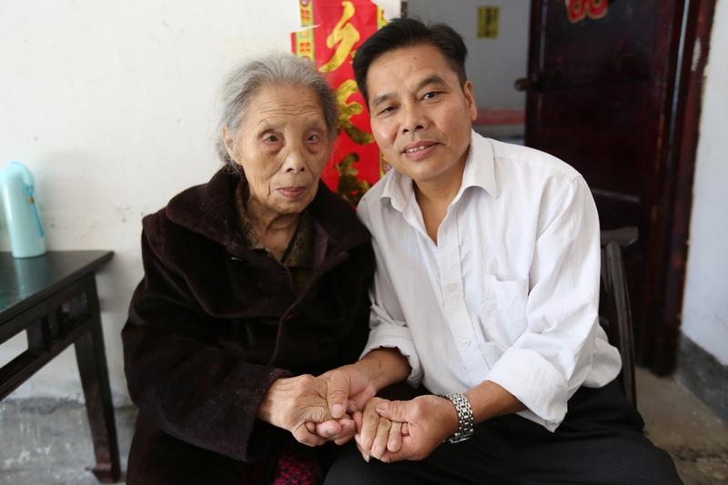 老人是社会的宝贵财富，理应得到全方位、贴心的关怀。就像陈先生的母亲，年迈身体不好