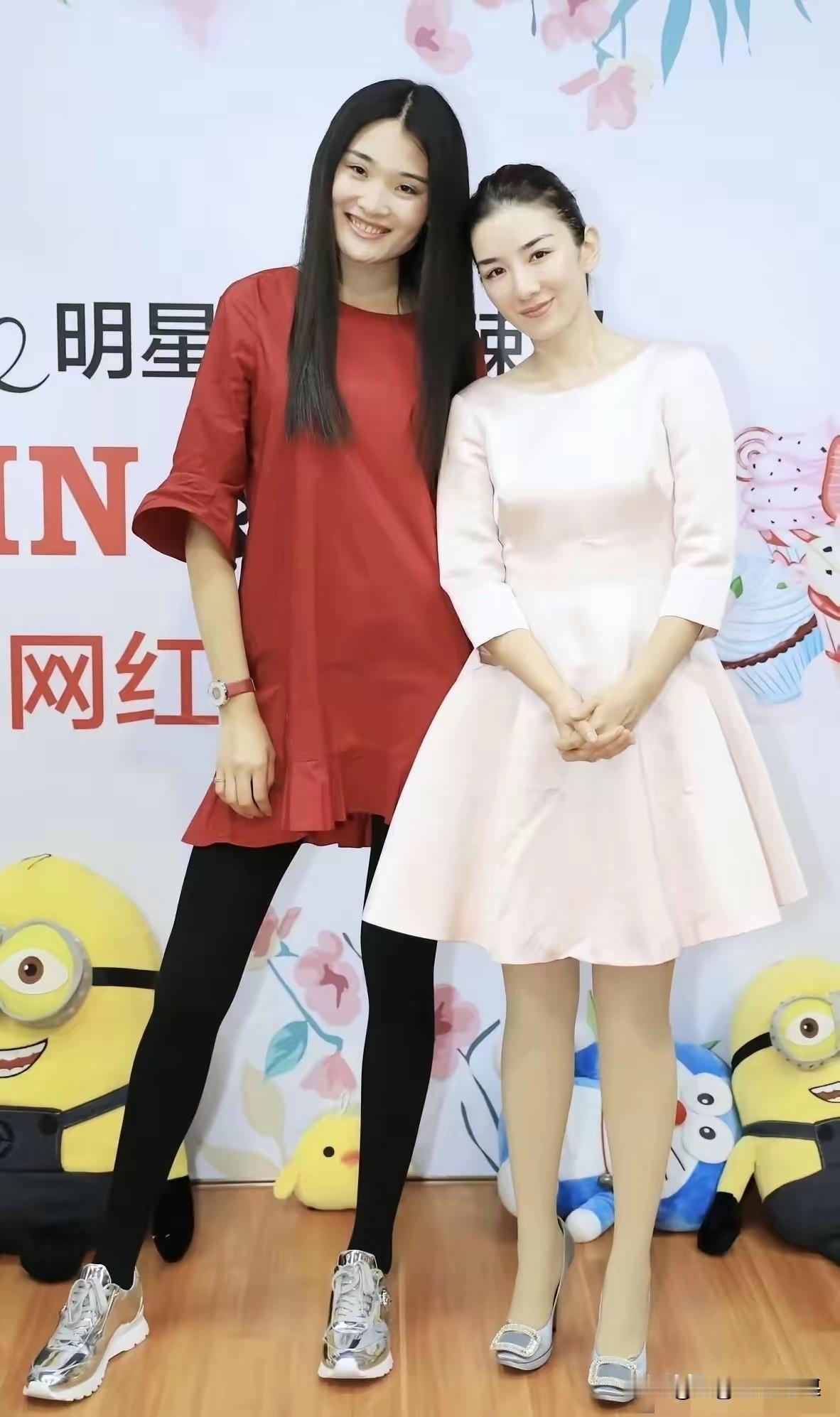 两人合照，才知道谁最漂亮。