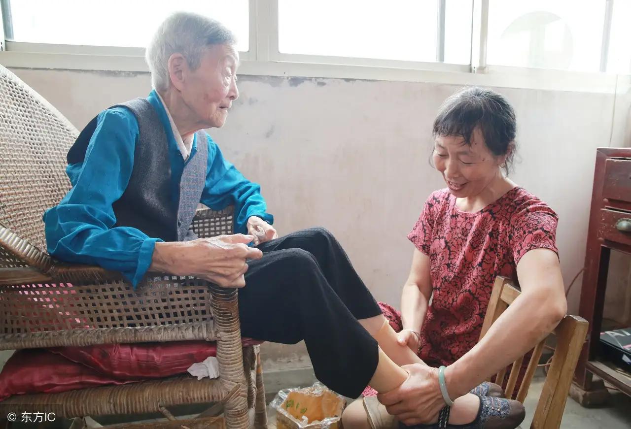 孝在细微处：别让父母的晚年，活成一座孤岛

今儿咱们单说一桩藏在烟火气里的“人间