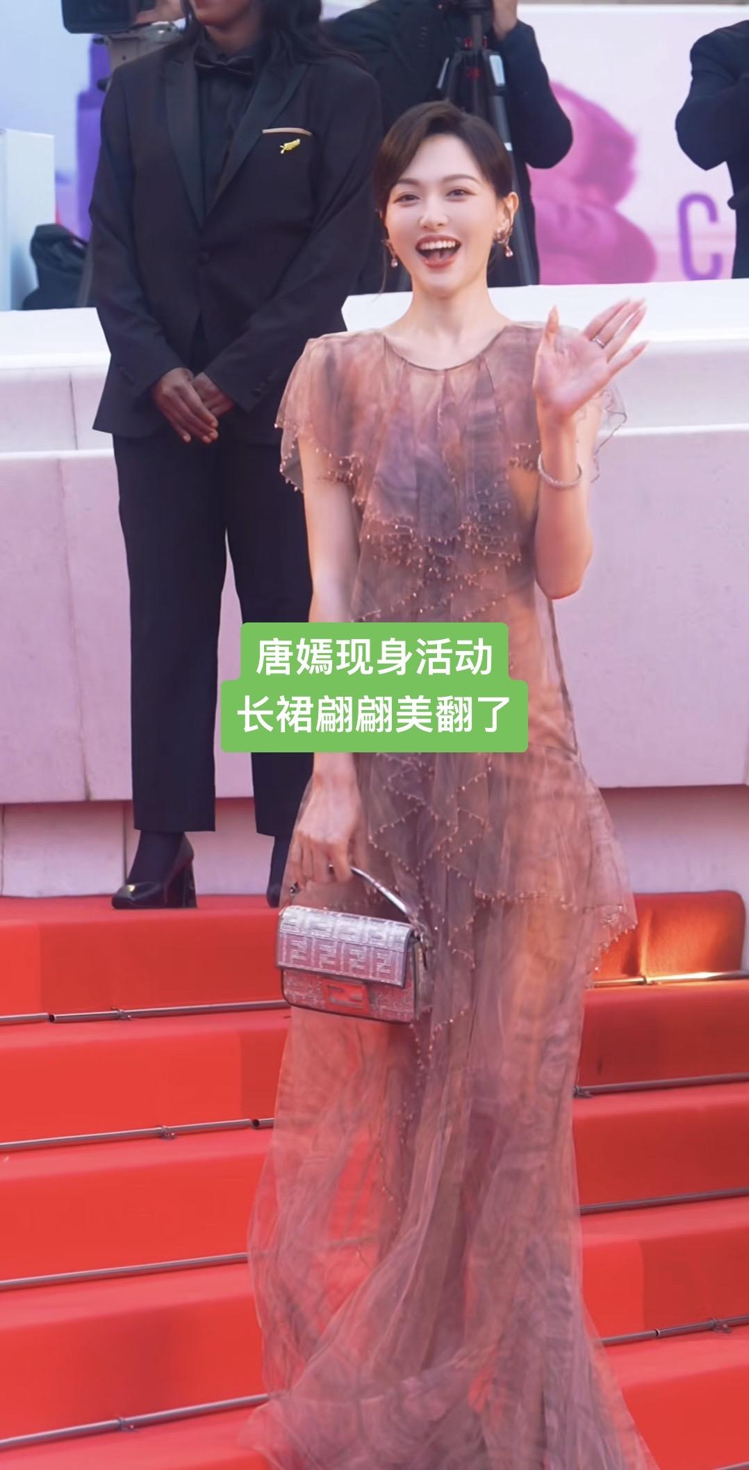 唐嫣现身活动长裙翩翩美翻了。唐嫣现身某活动和大家甜蜜打招呼 长裙翩翩美翻了！