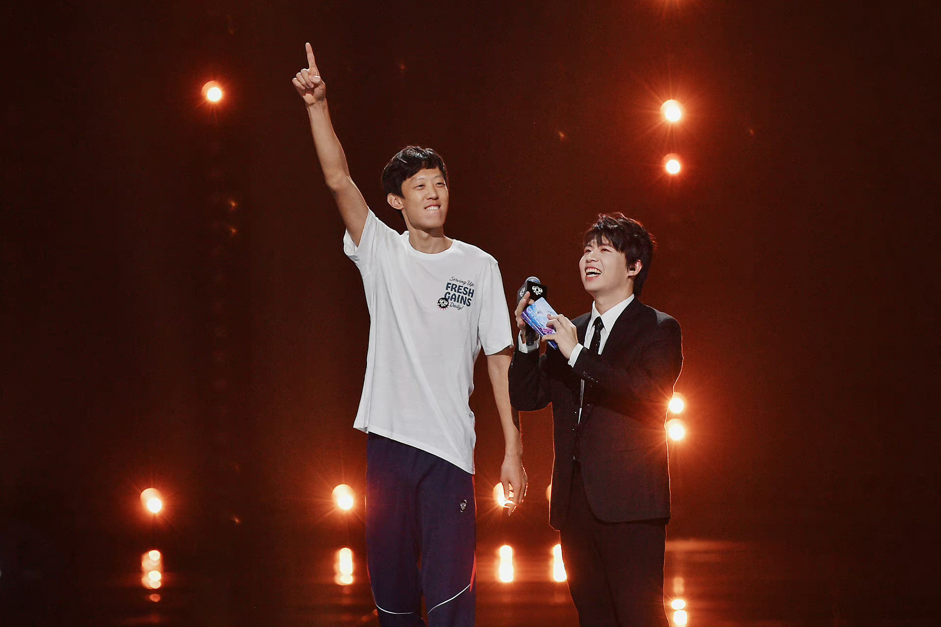 #张国伟夏决现场打call#哇，张国伟也来了，他好高啊 ​​​