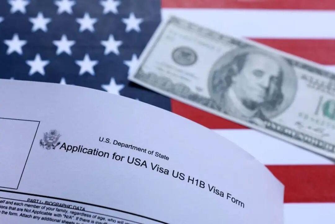 特朗普政府周一发布一项法规提议，拟将对新发放的H-1B高技能外籍工人签证征收10