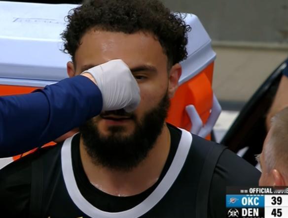 又把人家干流血了，雷霆恶汉多尔特再伤一人，全场球迷狂嘘！
今天掘金在主场打雷霆。