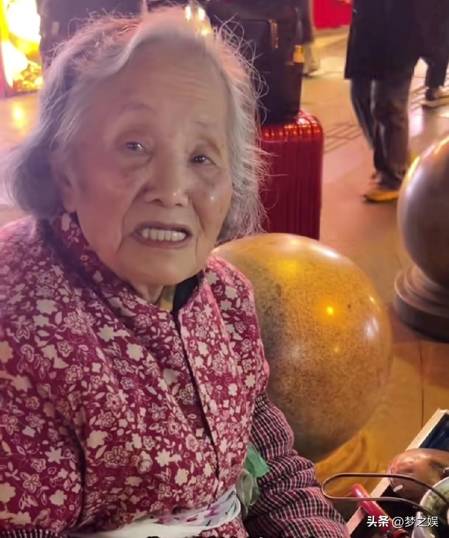 这位婆婆脾气有点大！
这位阿婆91岁了，还在街上摆摊，最近也是火了一把，就是因为