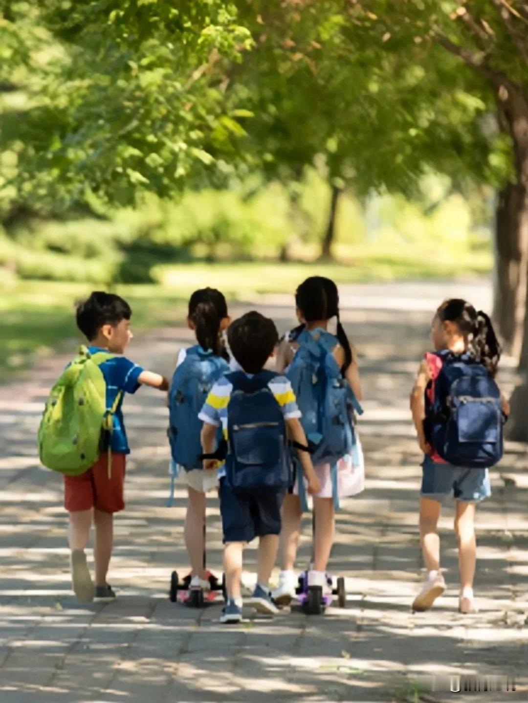 #教育孩子家长应该在什么时候放手#
其实，家长每时每刻都在放手。

只要孩子在成