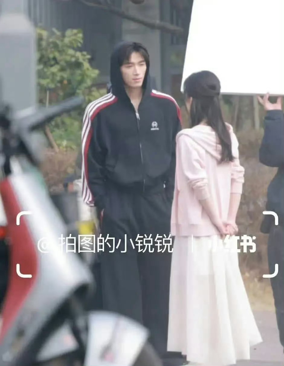 所以我说氛围感和耐看就是鲜藕永远的优先级…糖水里都不要求拔高上升价值（因为非编剧