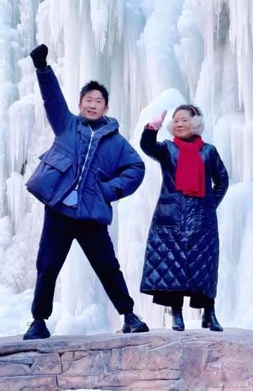 杨迪妈妈给追星人一点震撼  杨迪妈妈超市追星，曾辉王道铁宠粉应允，这温馨的互动让