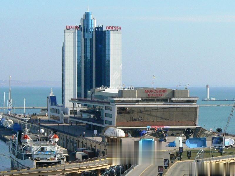 敖德萨这家酒店位于黑海边上，和平时期入住体验非常好，俄乌战争爆发后已经空了一年多