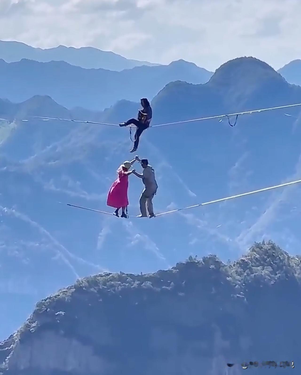 就问这样的音乐会高不高级，刺不刺激？这是国外一音乐家在山谷的钢丝绳上进行的危险手