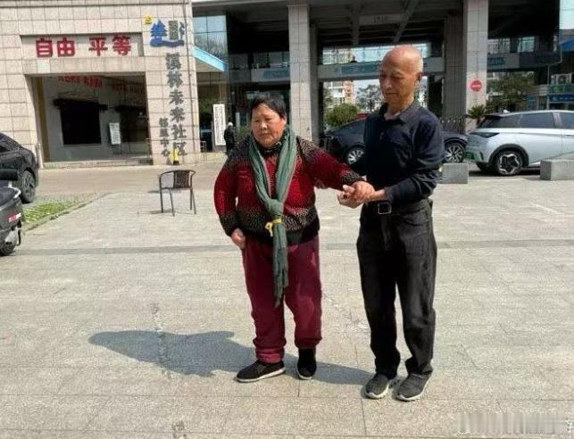 台州七旬阿公十六年如一日守护瘫痪妻子 天台溪林社区余其东，16 年用善意谎言守护