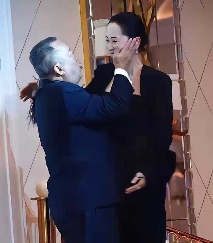 曾志伟真热情，上去就捧人家女的脸，这是把人家当成晚辈看待了？还是当成占平辈人的便