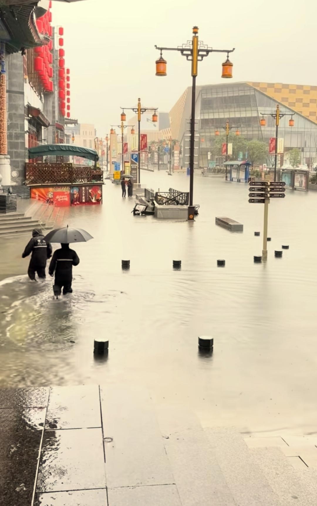 沈阳是平原、本溪是山城，因此今天下起大暴雨这两座城市的状况却很不同。仔细观察沈阳