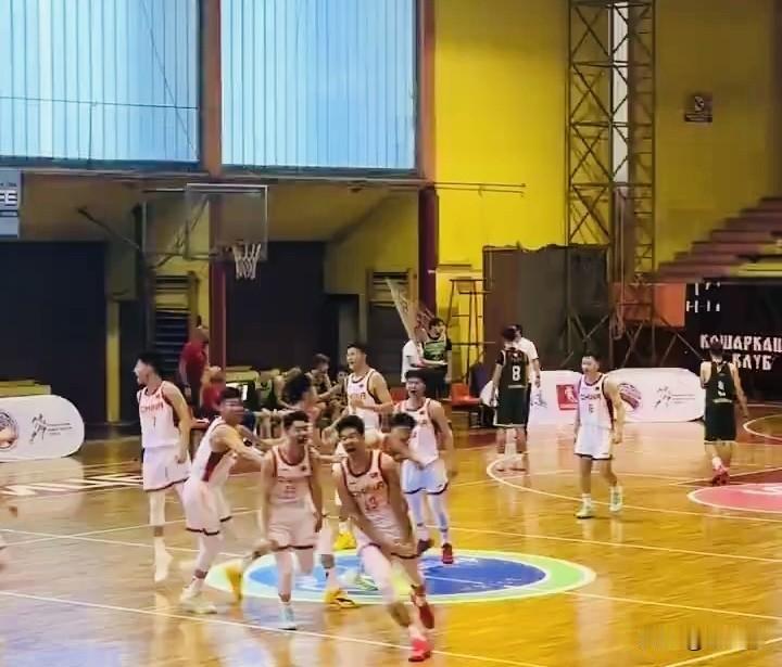 世界中学生锦标赛对阵罗马尼亚，姚柯宇底角三分绝杀，55-53助队险胜！大个子控卫
