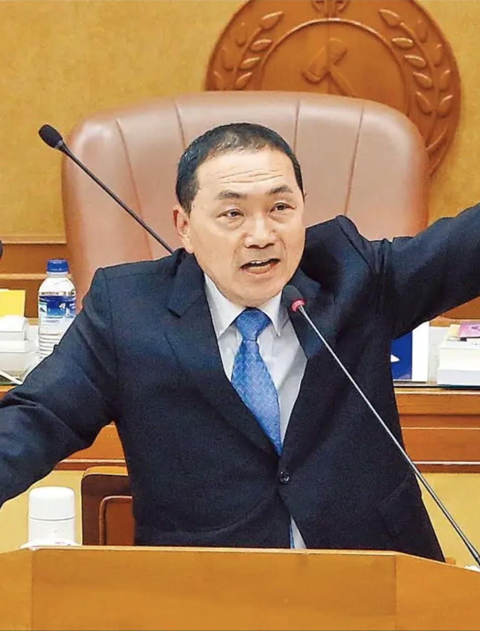 “郑丽文说她是中国人，市长你是中国人吗？”
 
台湾新北市一议员问侯友宜，侯回答