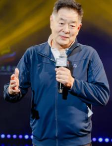 凌晨1点的北京，72岁的濮存昕在北京的老旧家属院里，用一根布绳将自己和94岁患阿