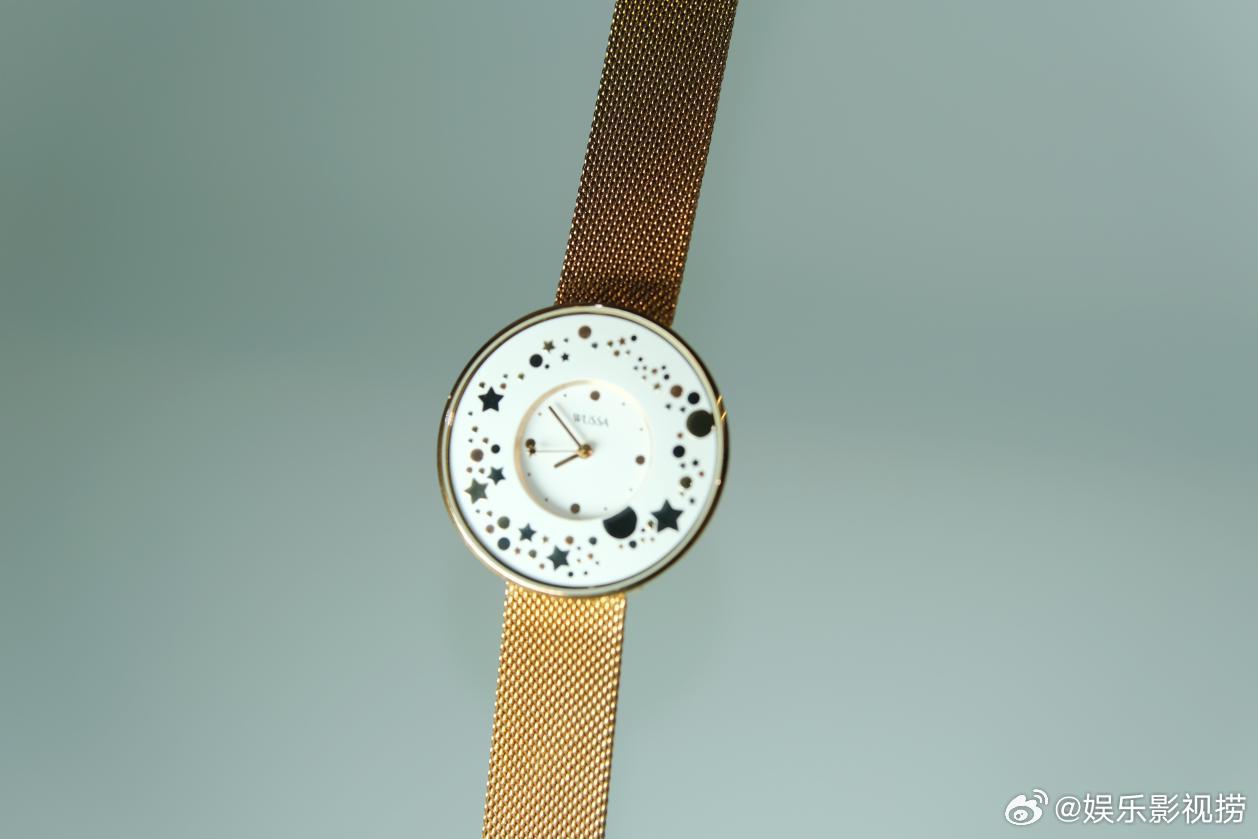 喜欢这种没有什么棱角的设计，整体看起来大气又轻盈，戴在手腕上感觉很温柔，平时出门