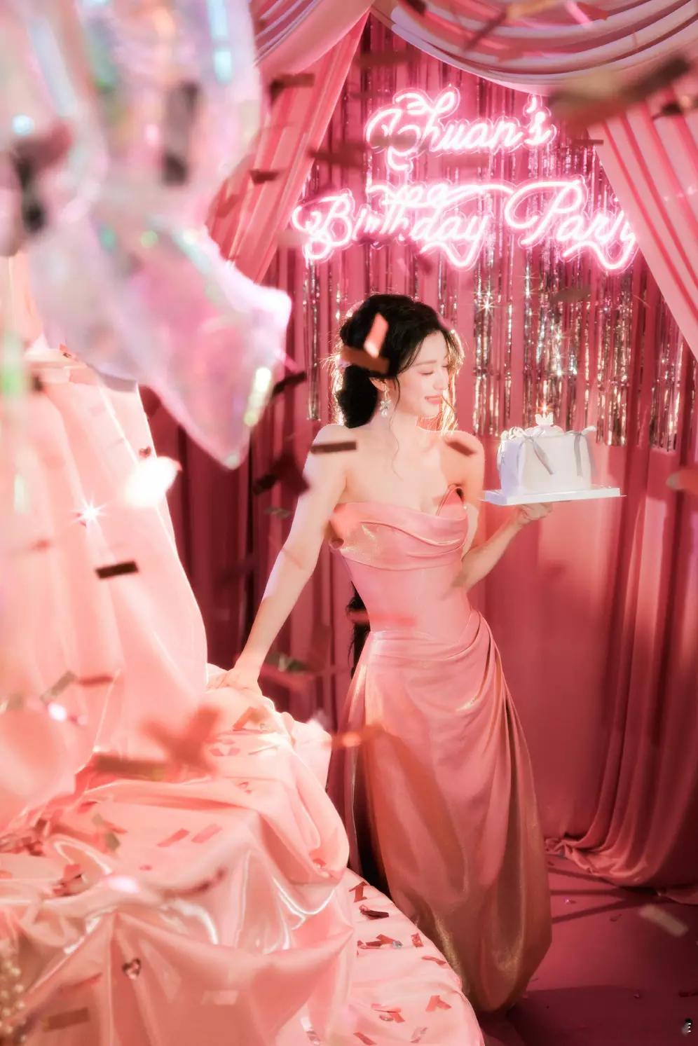 青青娱乐王楚然穿粉色抹胸裙身材窈窕 回眸甜笑又纯又欲 