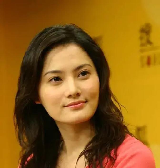 75 岁的百亿大亨前脚刚走，尸骨还没凉透，56 岁的红颜知己就把原配给告上了香港