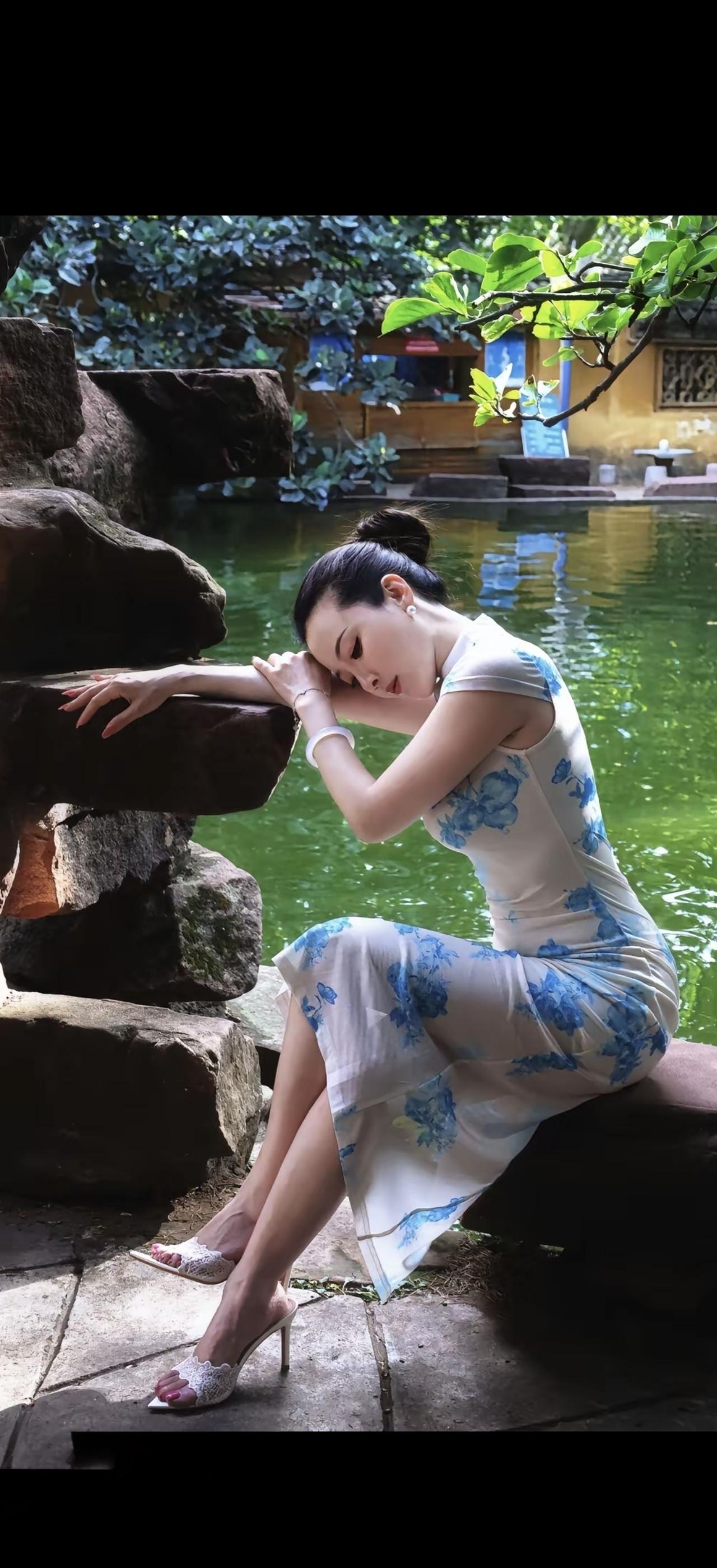 花影摇曳，静坐思悠。