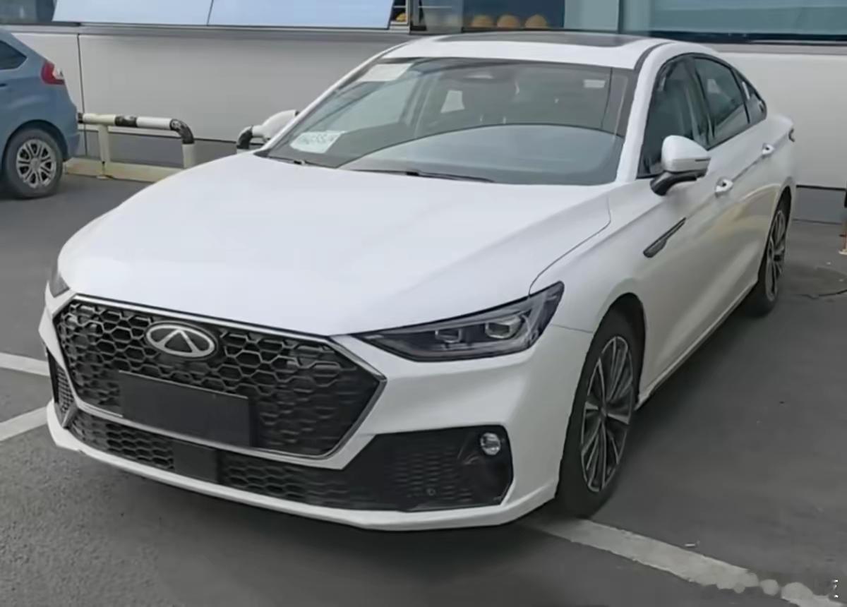 汽车[超话]  奇瑞艾瑞泽8 PRO 2.0T版本实车图曝光，拥有全新的前脸设计