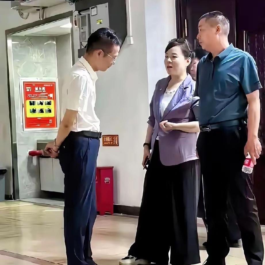 家人们，好消息！河河的大领导终于亲自出面，主动找许妈和谈了！
 
这很明显是舆论