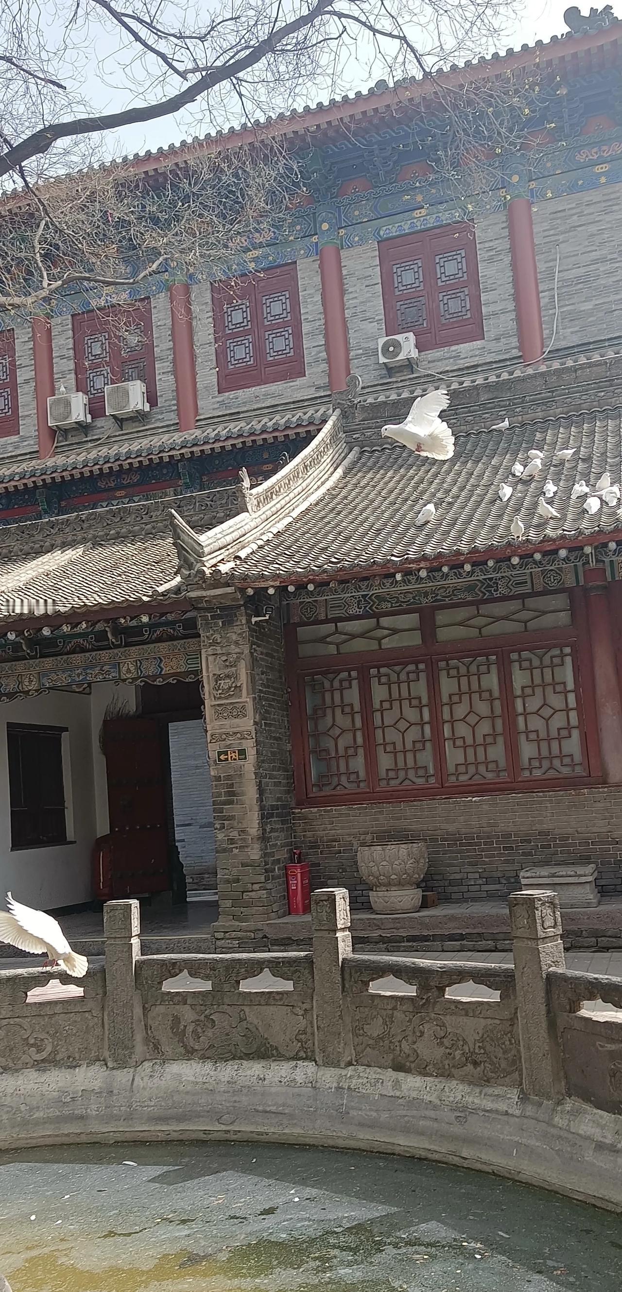 钱没有脾气，却能让人发脾气；钱不知对错，却能让人去犯错；钱不懂好坏，却能让人由好