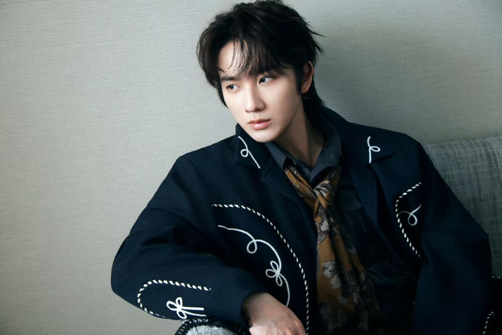 李宏毅工作室营业红e和黑色适配度完美，好酷的王子呀 