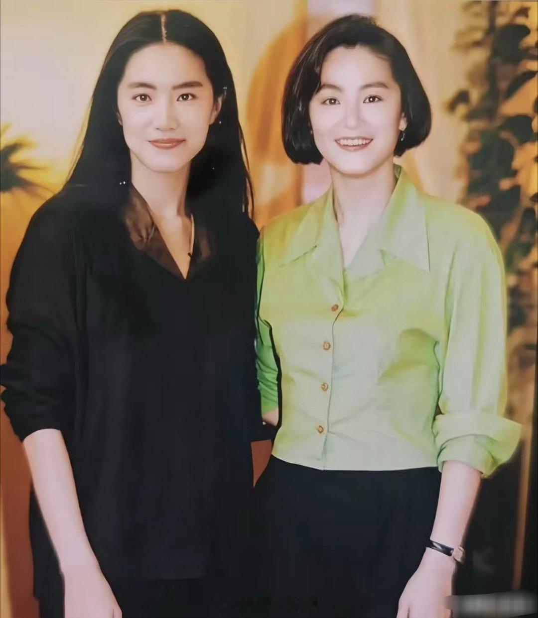林青霞和当年的替身合影，长得太像了，尤其是侧脸。 