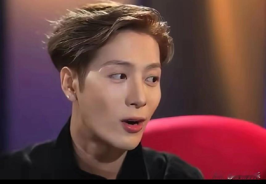 明星容貌焦虑背后的残酷真相：王嘉尔坦白整骨揭开艺人身体商品化内幕

舞台灯光灼热