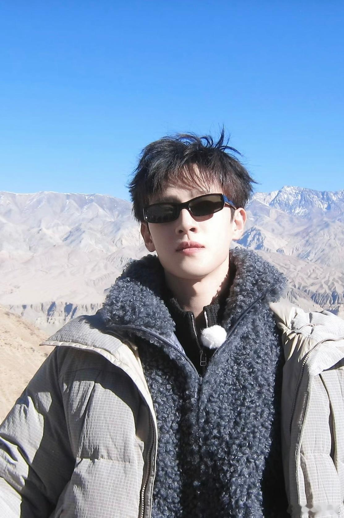 李昀锐把机场签成签售会了李昀锐在机场给粉丝签名对粉丝真的好用心啊直接在行李箱上一