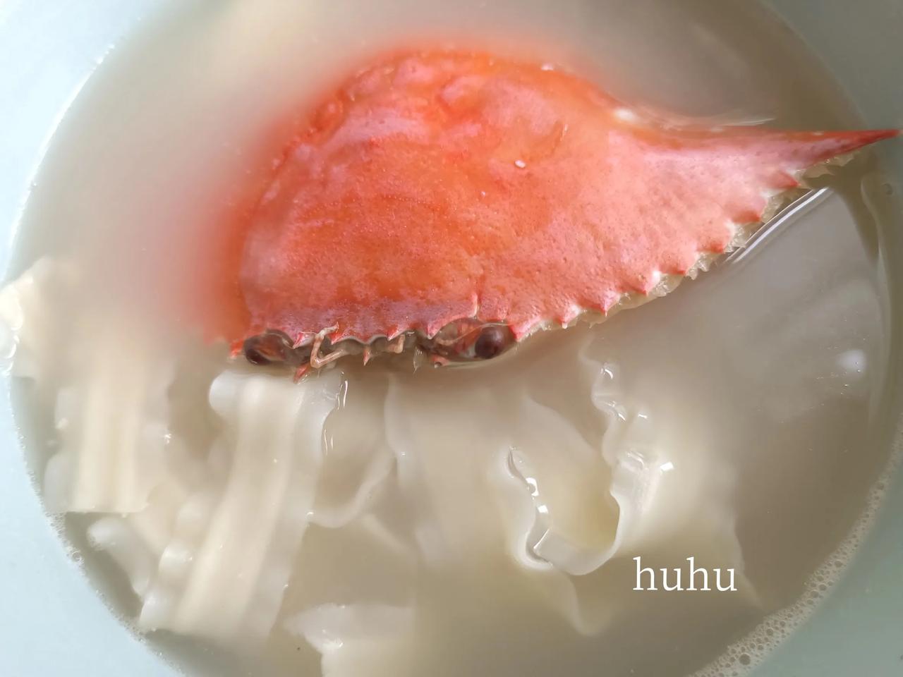 请大家给我这碗面取个名字。对这个季节的梭子蟹充分格外尊重了。