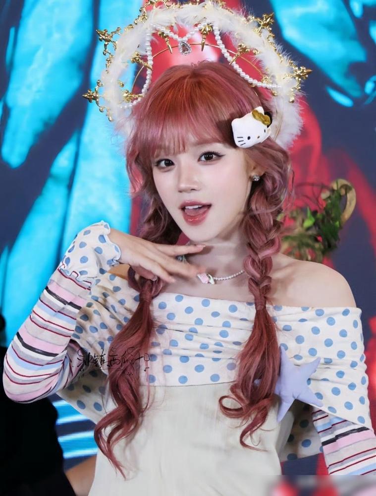 章子怡终于活成了那个给爱豆打下手的“二等站姐”。
10岁的醒醒半夜不睡觉，手拿