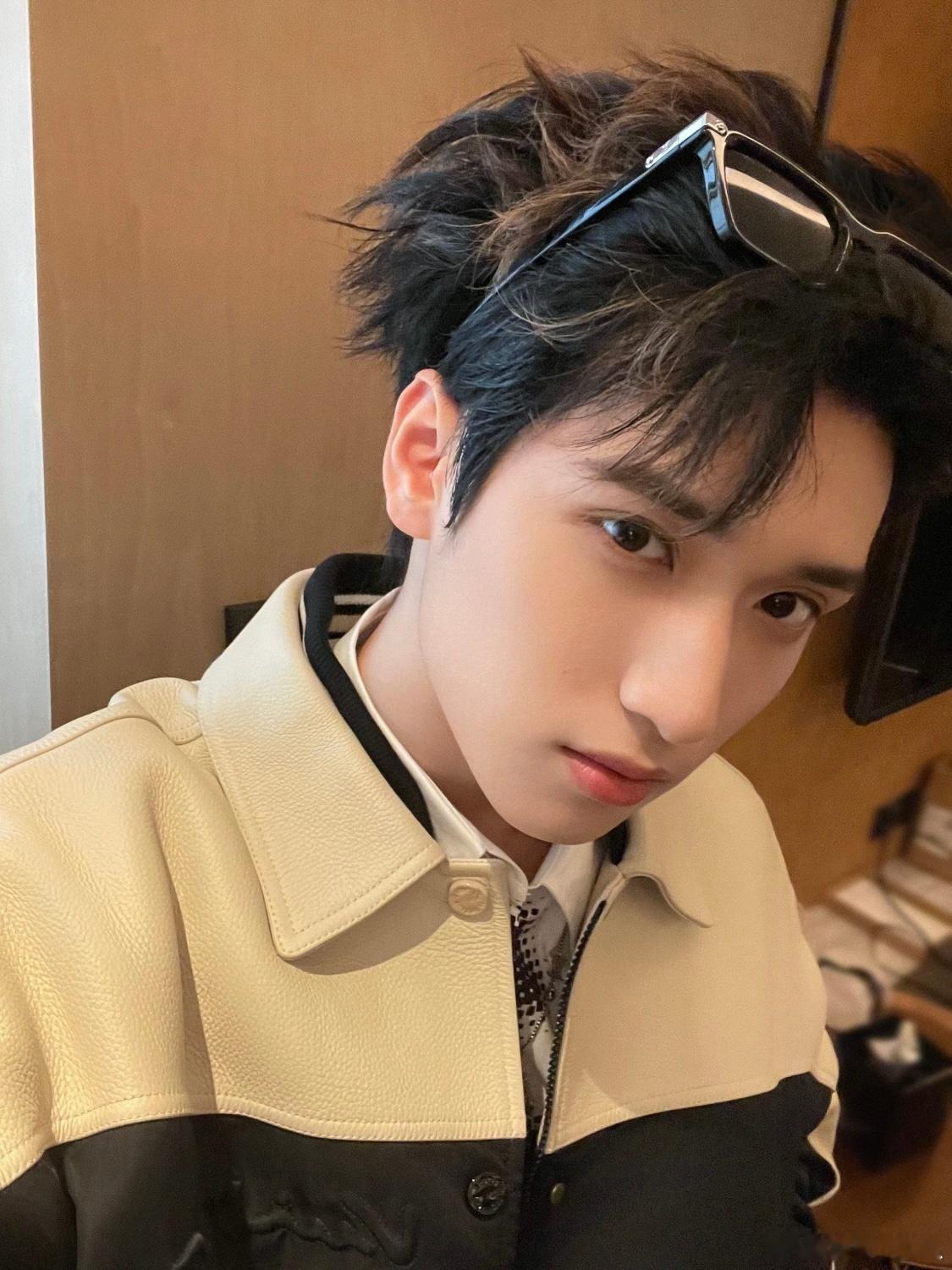 严浩翔夸李斯丹妮唱的rap很主流严浩翔嘟嘴给李斯丹妮竖大拇指说唱巅峰对决2026