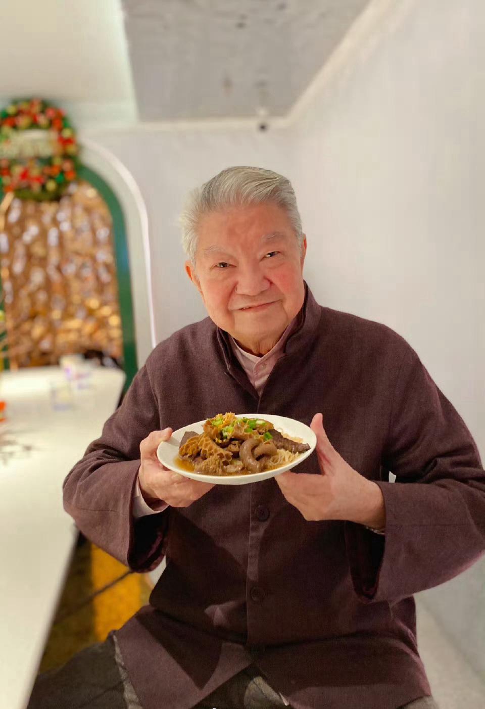 蔡澜无儿无女，散尽千金，八句话道尽了其一生的智慧：

1.年轻人不要成天说什么“