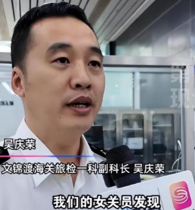 反华势力入侵？我国海关截查两名女子，掀开裙子一看，好家伙，大腿上密密麻麻缠满了活