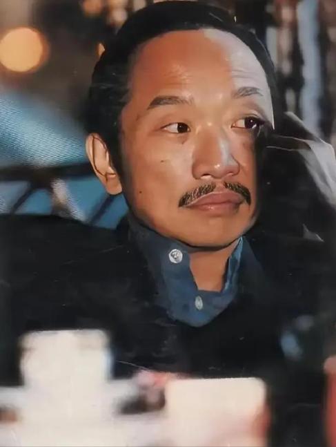 1985年，古龙下葬时，陪葬了48瓶XO酒，朋友蔡澜说：“万一有盗墓贼来偷酒，古