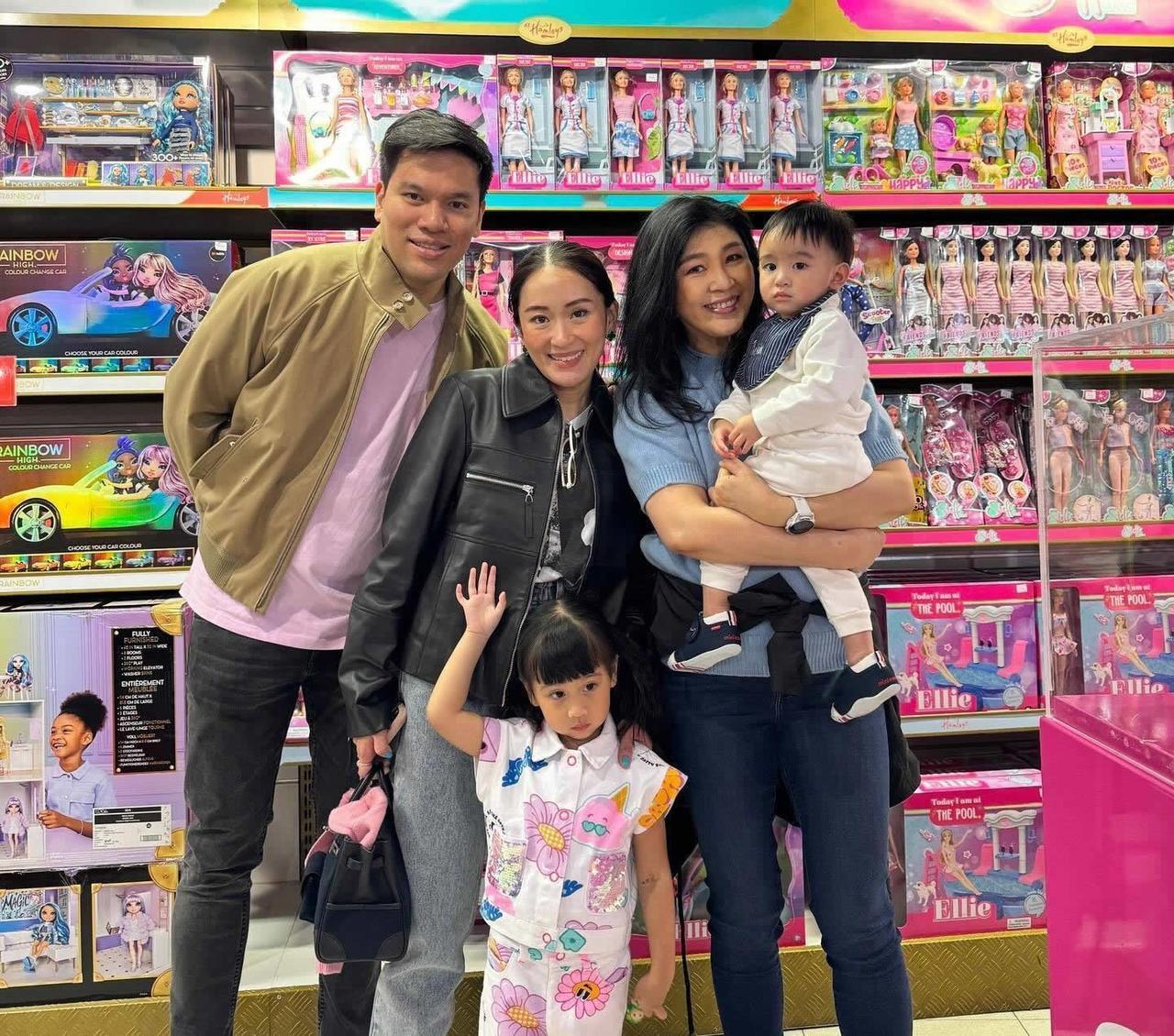 2024年5月21日，泰国前总理英拉怀里抱着一个小男孩，男孩的表情有点迷惑，这是