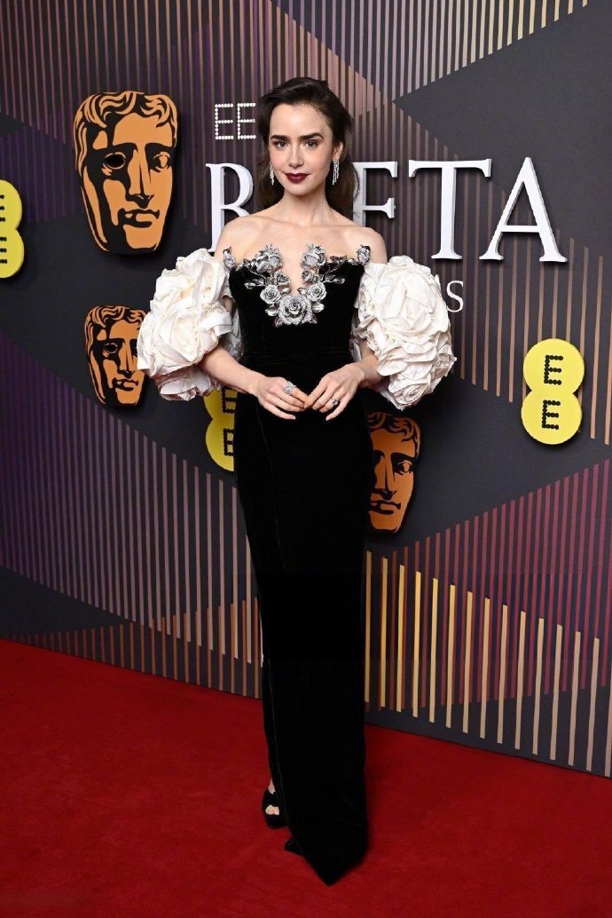 #Lily Collins# ｜出席2024 年英国电影学院奖，身穿 Tamar