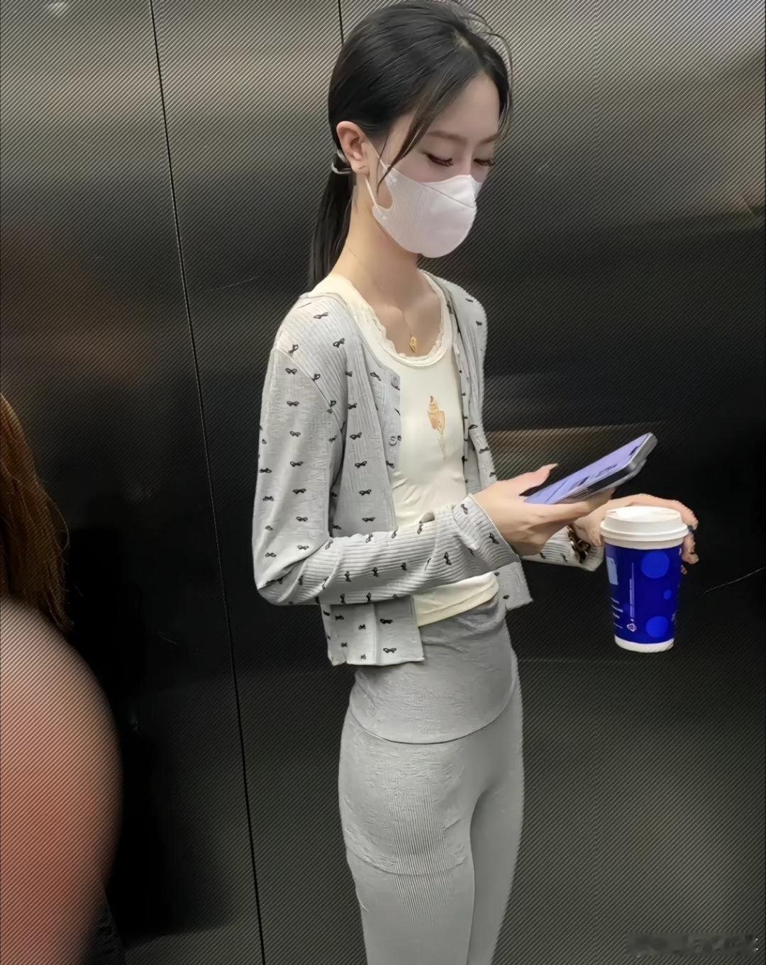 瘦得都含胸驼背了:女人就得有女人样，前凸后撅圆润富态才是真的美。现在的白瘦幼就是