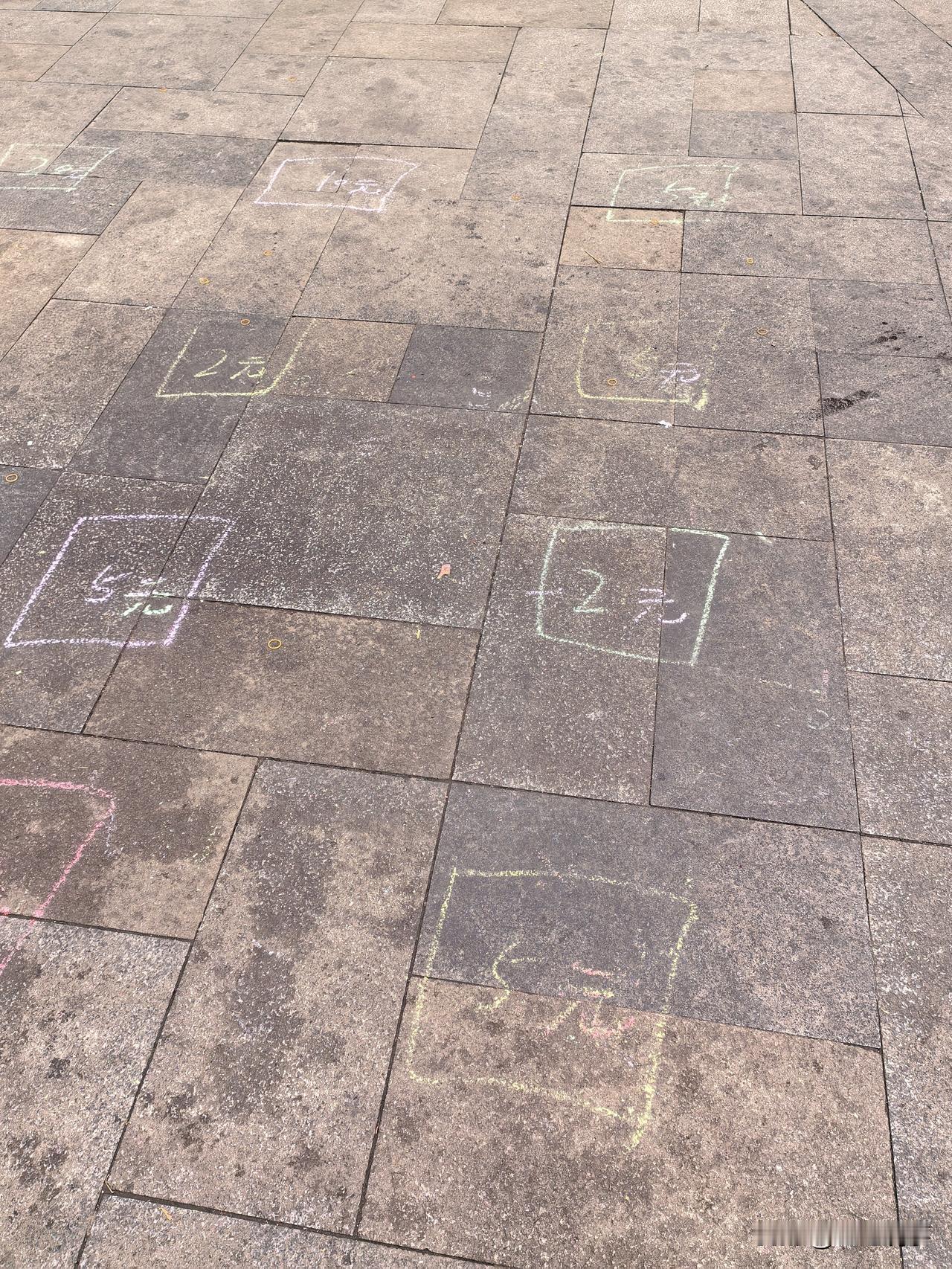 我感觉这街上套圈的就是一个骗局啊。

这真的是一个无本的买卖呀。

估计那个圈是