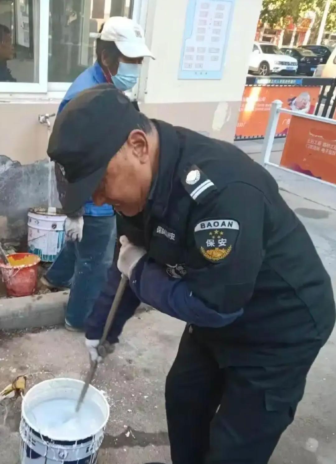 我们这里有一个物业自己招聘的保安，是个退休工，在小区看后门，白天上班，下班可以回