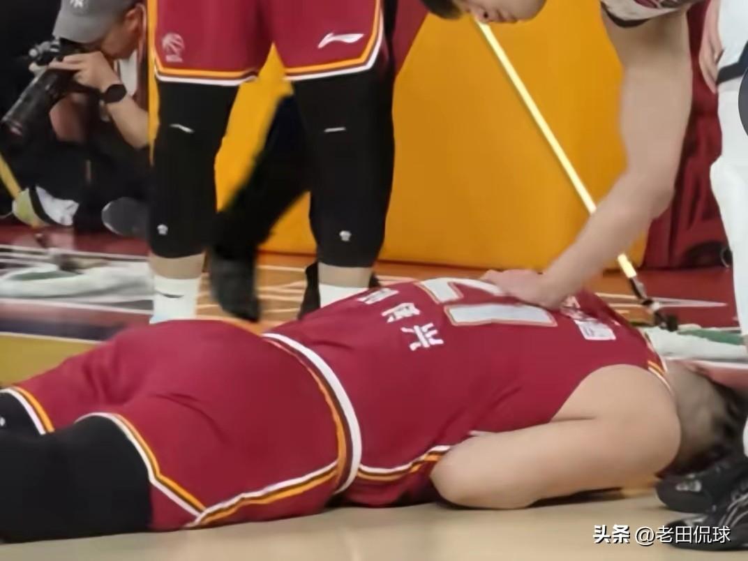 好消息--刘传兴受伤了…山西主场对山东，刘传兴被陶汉林肘击，最后担架离场直接去了