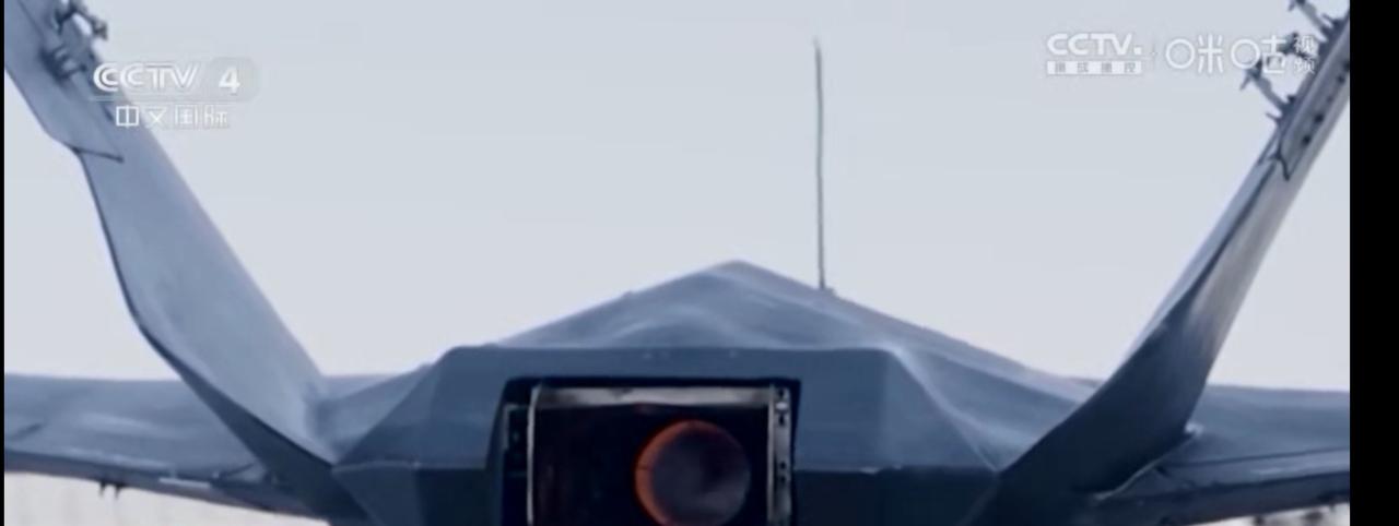 清晨的波斯湾海风微凉，伊朗的隐身无人机正沿着公路滑行起飞，远处港口的小艇正破浪前