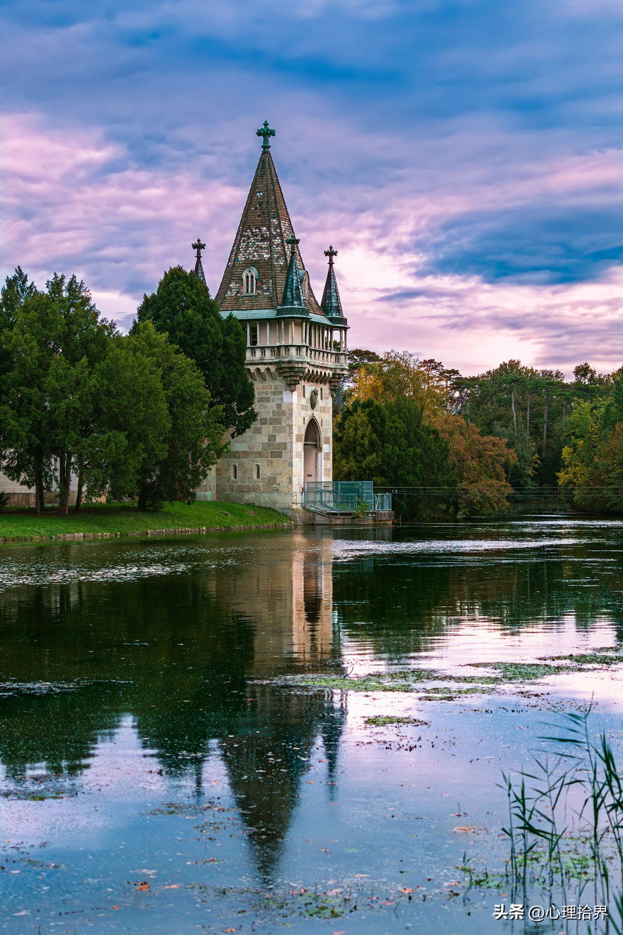 塑造情感，仪式是束缚，挑战则是点燃的火种。
童年时光，追剧成了日常，每当屏幕上角