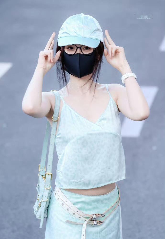 虞书欣薄荷绿吊带裙 清凉的薄荷小公主，虞书欣美商高，氛围感给颜值加分了虞书欣[超