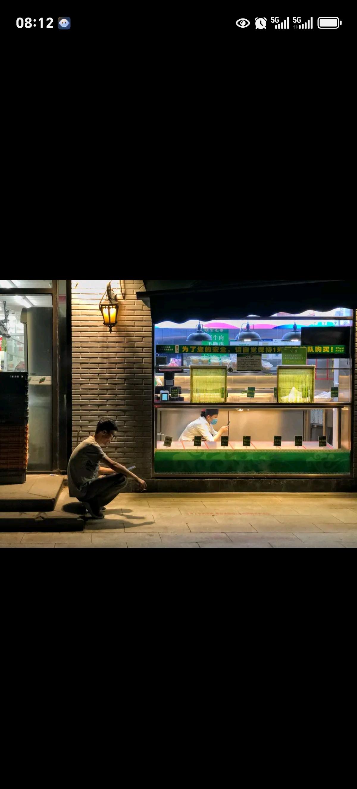 在这个快节奏、压力山大的社会里，我们似乎都习惯了在陌生人面前展现最礼貌、最温和的